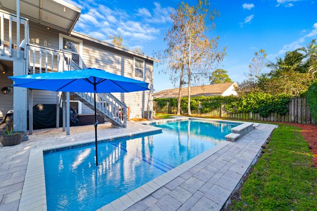 1045 Raintree Lane, Wellington, FL 33414