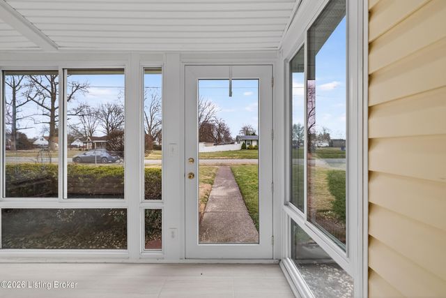 9901 Ponder Ln, Louisville, KY 40272