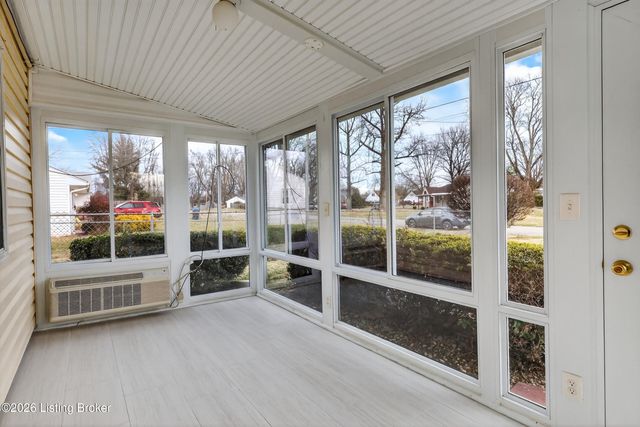 9901 Ponder Ln, Louisville, KY 40272