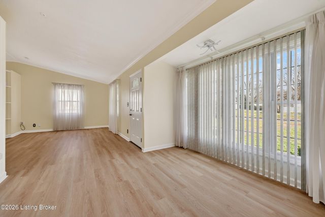 9901 Ponder Ln, Louisville, KY 40272