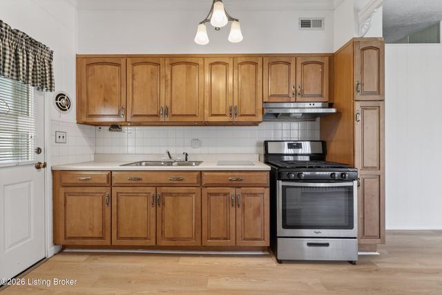 9901 Ponder Ln, Louisville, KY 40272