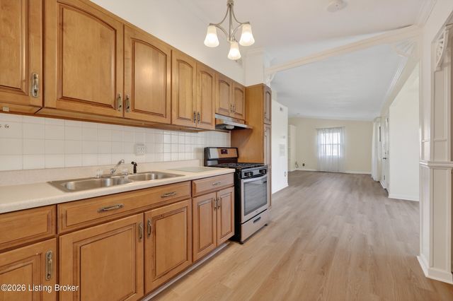 9901 Ponder Ln, Louisville, KY 40272