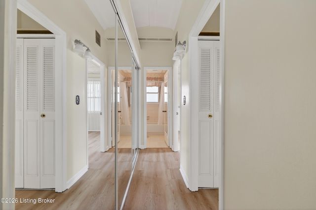 9901 Ponder Ln, Louisville, KY 40272