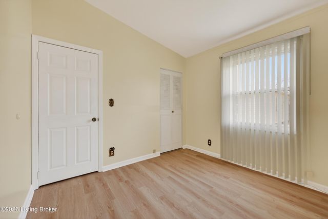 9901 Ponder Ln, Louisville, KY 40272