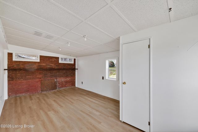 9901 Ponder Ln, Louisville, KY 40272