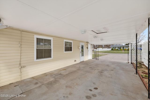 9901 Ponder Ln, Louisville, KY 40272