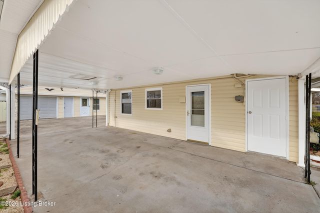 9901 Ponder Ln, Louisville, KY 40272