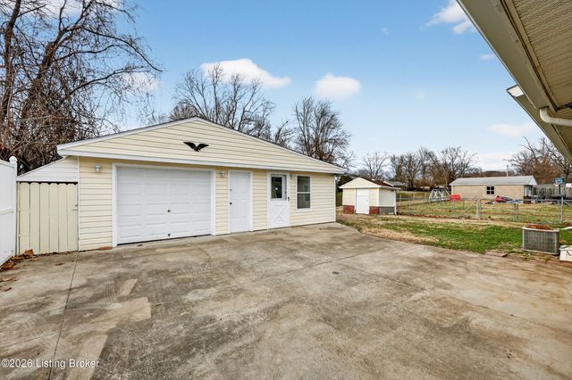 9901 Ponder Ln, Louisville, KY 40272