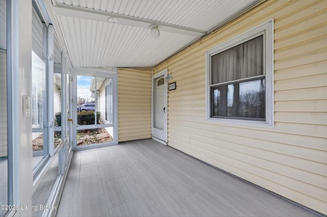 9901 Ponder Ln, Louisville, KY 40272