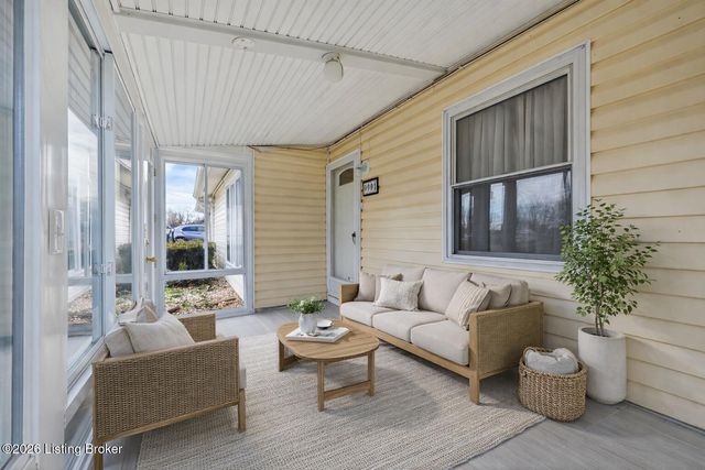 9901 Ponder Ln, Louisville, KY 40272