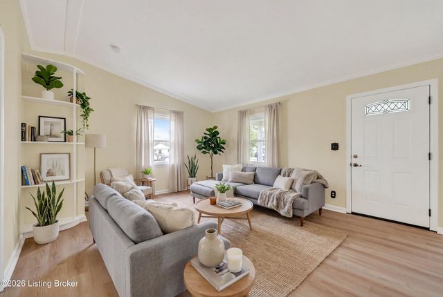 9901 Ponder Ln, Louisville, KY 40272