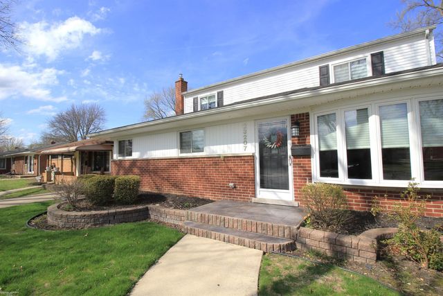 23207 Recreation Street, Saint Clair Shores, MI 48082