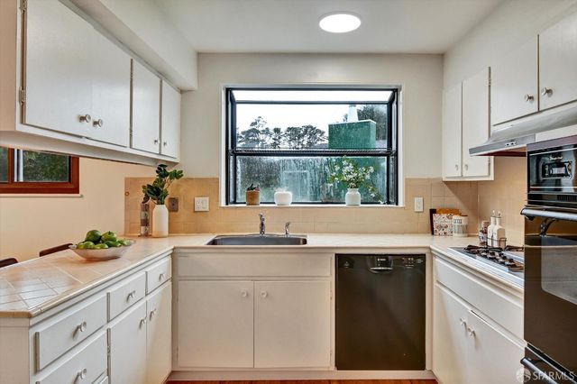 635 Parkview Circle, Pacifica, CA 94044