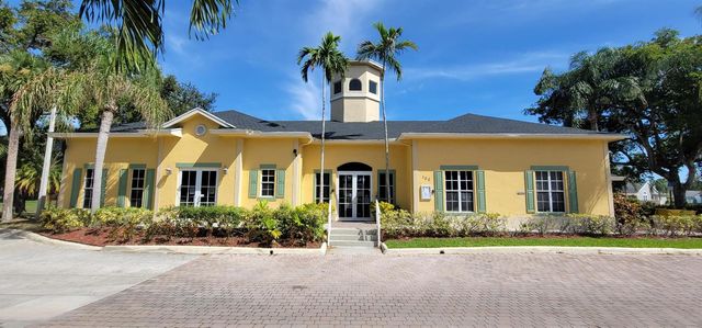 1523 Meadows Circle W, Boynton Beach, FL 33436