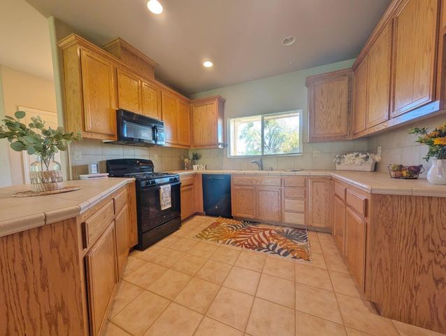 6710 Baldwin St, Valley Springs, CA 95252