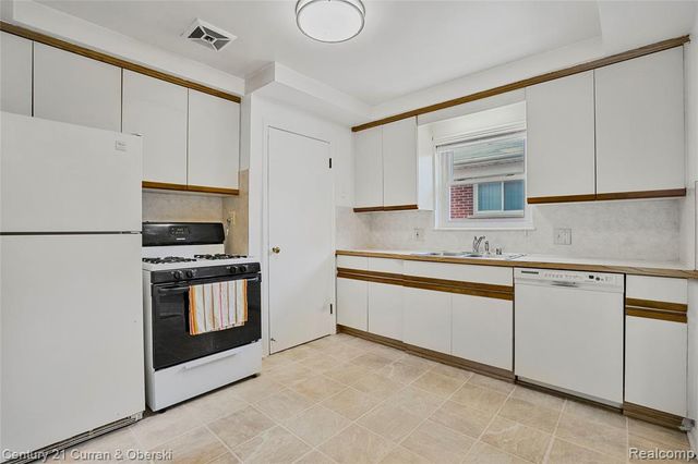7602 Highview Street, Dearborn Heights, MI 48127