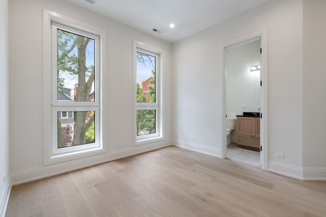 1442 W Fletcher Street, Chicago, IL 60657