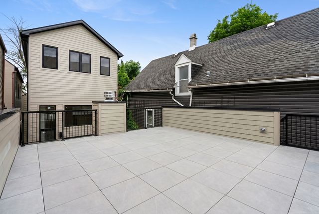 1442 W Fletcher Street, Chicago, IL 60657