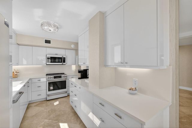 5380 N Ocean Drive 3b, Singer Island, FL 33404