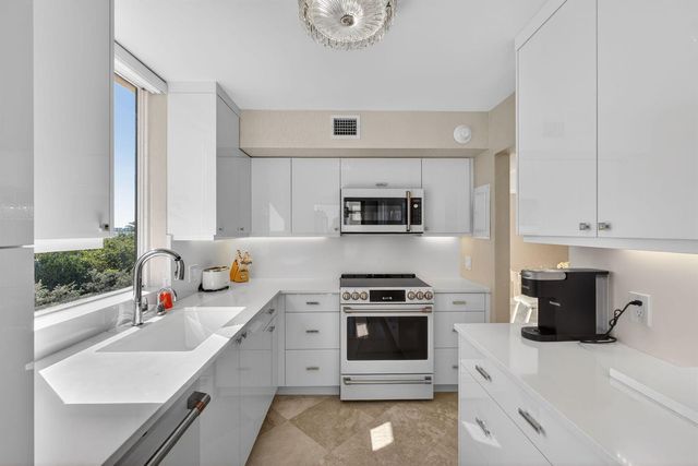 5380 N Ocean Drive 3b, Singer Island, FL 33404