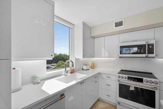 5380 N Ocean Drive 3b, Singer Island, FL 33404