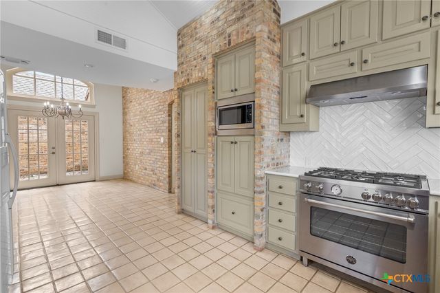 6009 Country Club Dr, Victoria, TX 77904