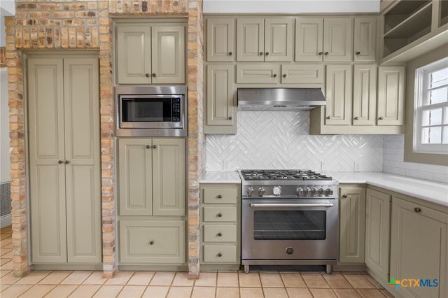 6009 Country Club Dr, Victoria, TX 77904