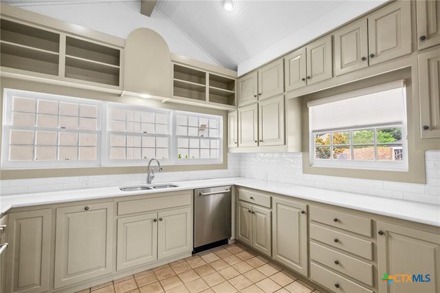 6009 Country Club Dr, Victoria, TX 77904