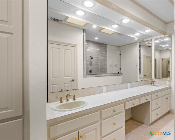 6009 Country Club Dr, Victoria, TX 77904