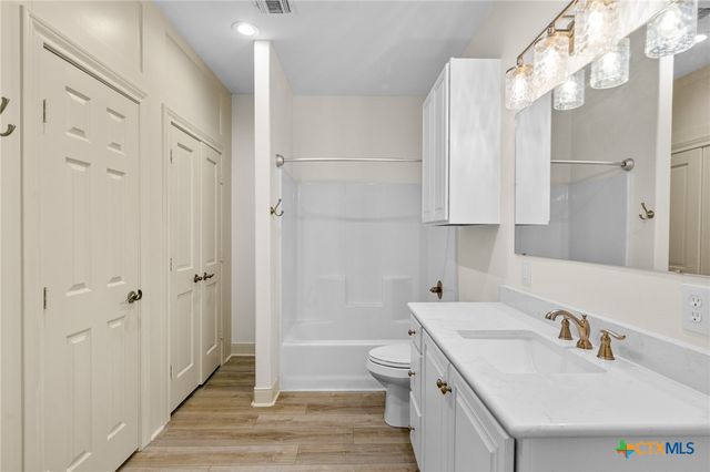 6009 Country Club Dr, Victoria, TX 77904