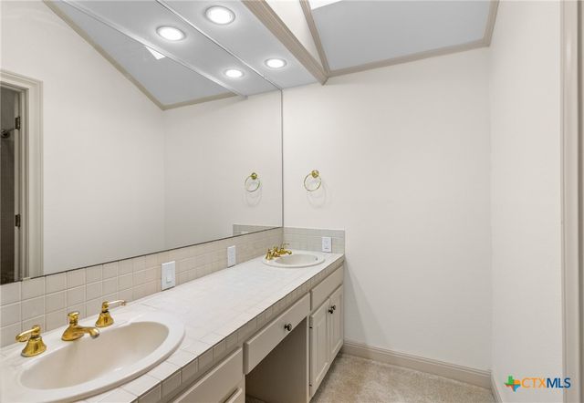 6009 Country Club Dr, Victoria, TX 77904