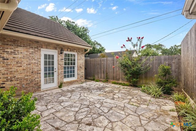6009 Country Club Dr, Victoria, TX 77904