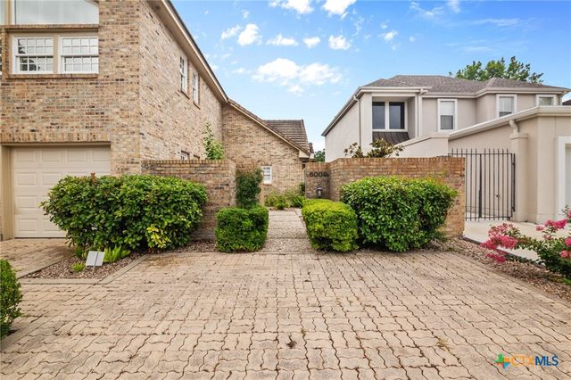 6009 Country Club Dr, Victoria, TX 77904