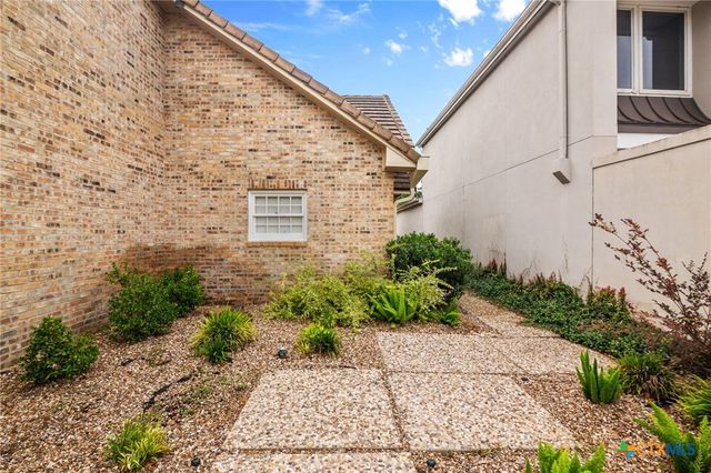 6009 Country Club Dr, Victoria, TX 77904