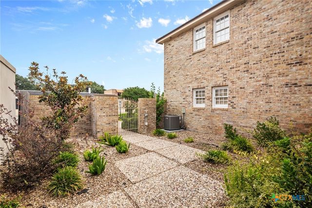 6009 Country Club Dr, Victoria, TX 77904