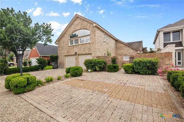 6009 Country Club Dr, Victoria, TX 77904