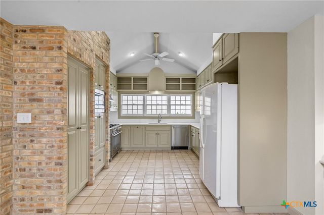 6009 Country Club Dr, Victoria, TX 77904