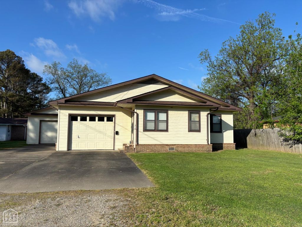 310 E Elm Street, Walnut Ridge, AR 72476