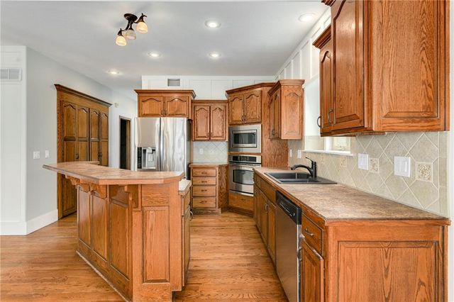 1007 Burr Oak Lane, Grain Valley, MO 64029