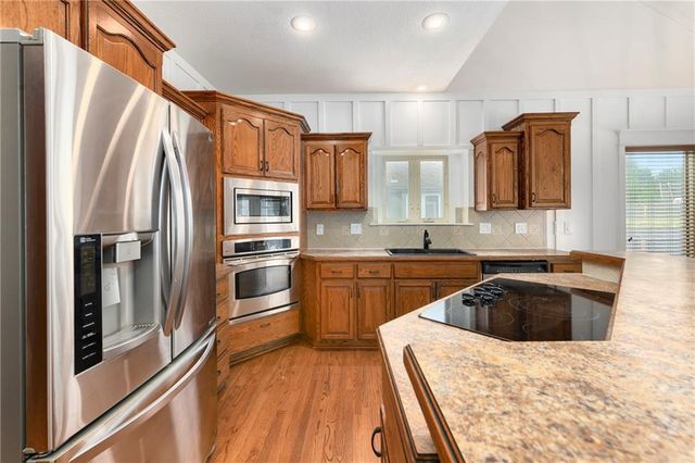 1007 Burr Oak Lane, Grain Valley, MO 64029