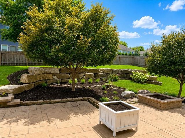 1007 Burr Oak Lane, Grain Valley, MO 64029