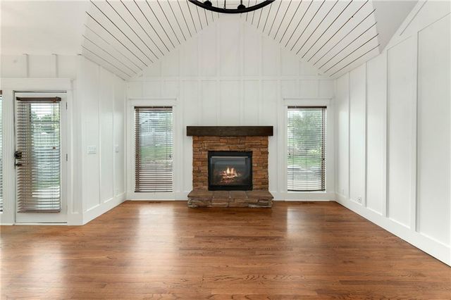 1007 Burr Oak Lane, Grain Valley, MO 64029