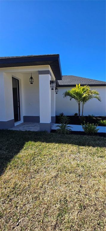 Image 2 of property listing at 131 KINGS DRIVE, Rotonda West, FL 33947