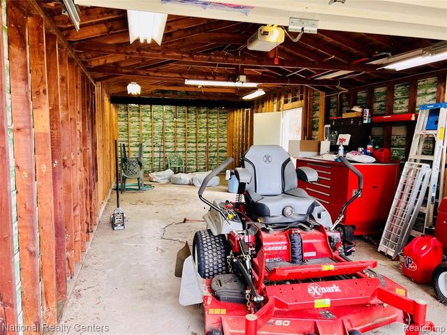 1900 N Hughes Road, Howell, MI 48843