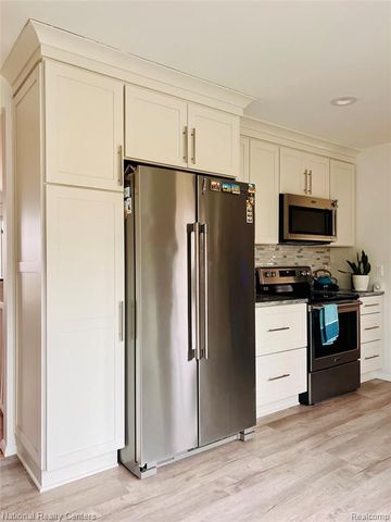 1900 N Hughes Road, Howell, MI 48843