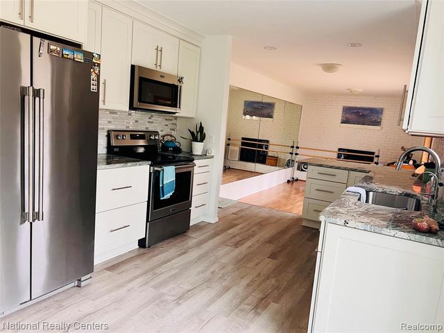 1900 N Hughes Road, Howell, MI 48843