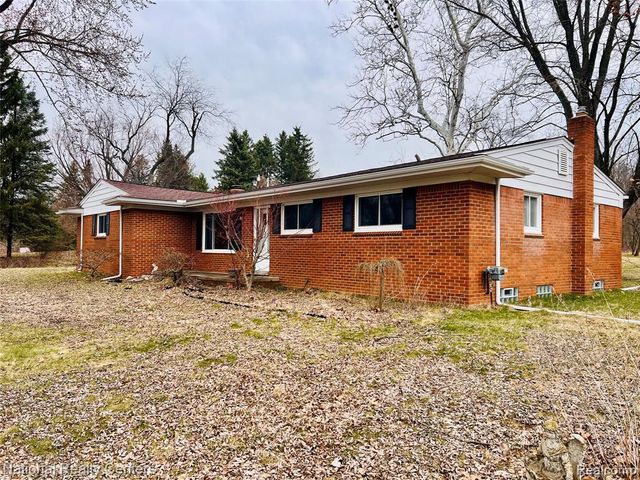 1900 N Hughes Road, Howell, MI 48843