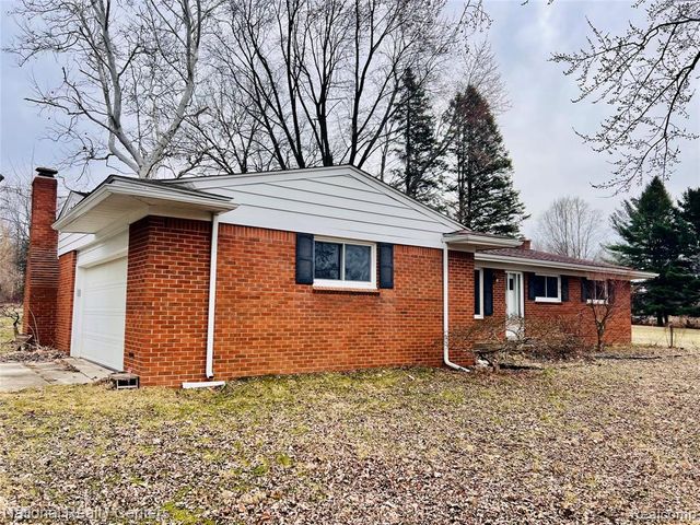 1900 N Hughes Road, Howell, MI 48843