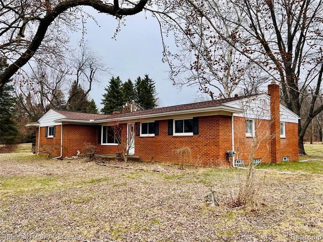 1900 N Hughes Road, Howell, MI 48843