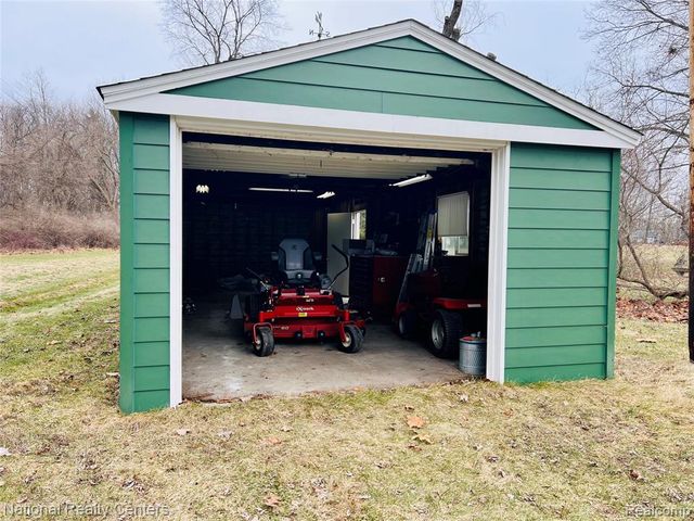 1900 N Hughes Road, Howell, MI 48843